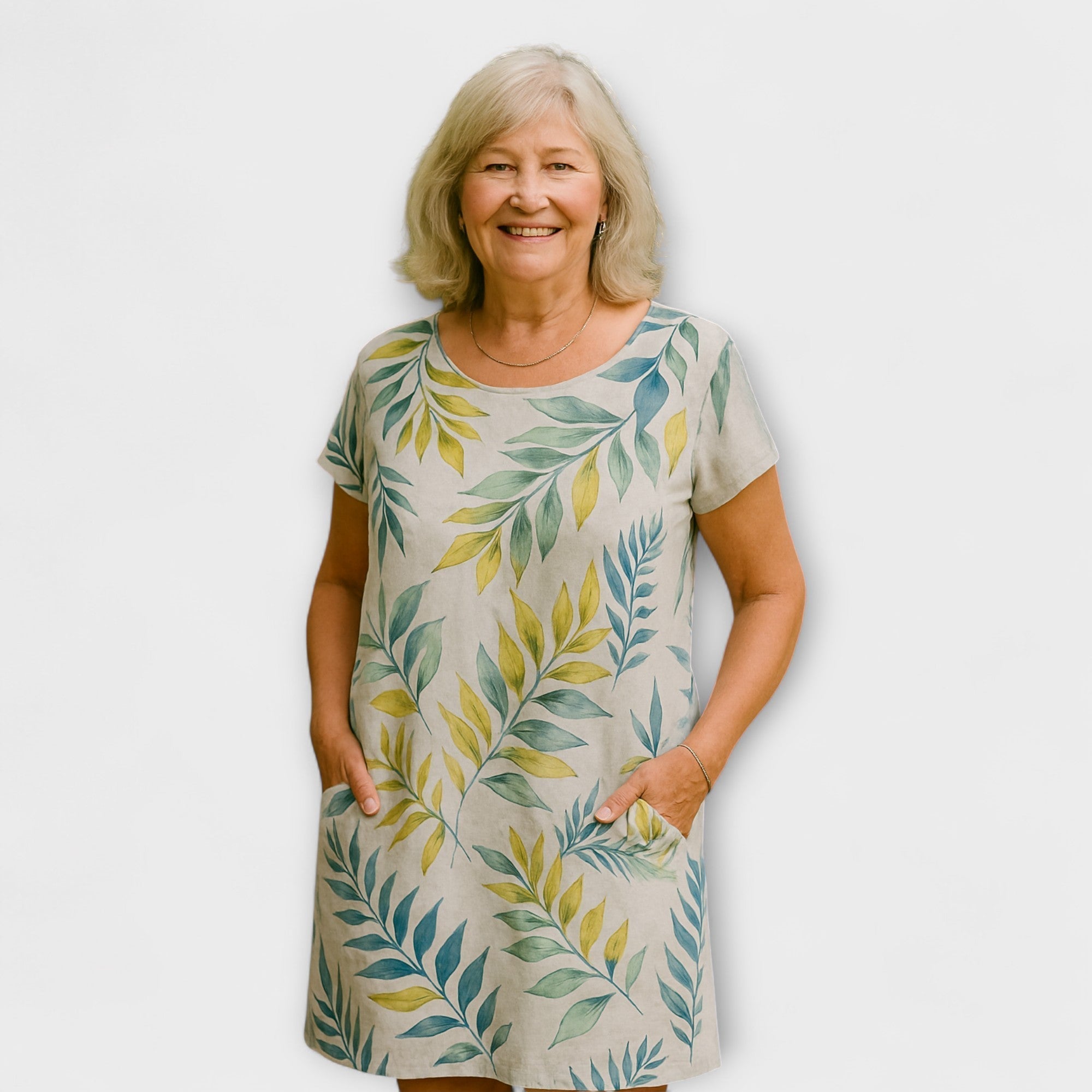Kleid mit kurzem Arm und Rundhalsausschnitt, locker, Blattmuster auf hellem Grund