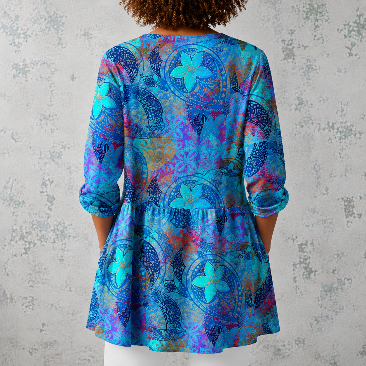 Lange Leinenbluse mit Mandala- und Blumenprint von hinten, 3/4-Ärmeln, weit