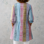 Leinenbluse mit Aquarellstreifen, gerafftem Saum und Rundhalsausschnitt, Rückansicht