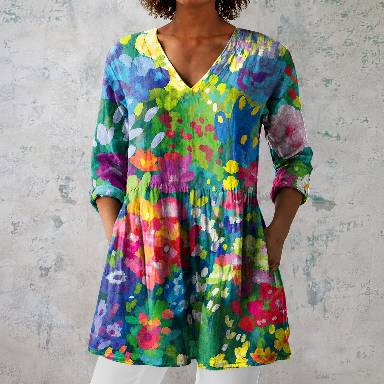 Lange Leinenbluse mit buntem Aquarell-Blumenmuster, V-Ausschnitt und 3/4-Ärmeln
