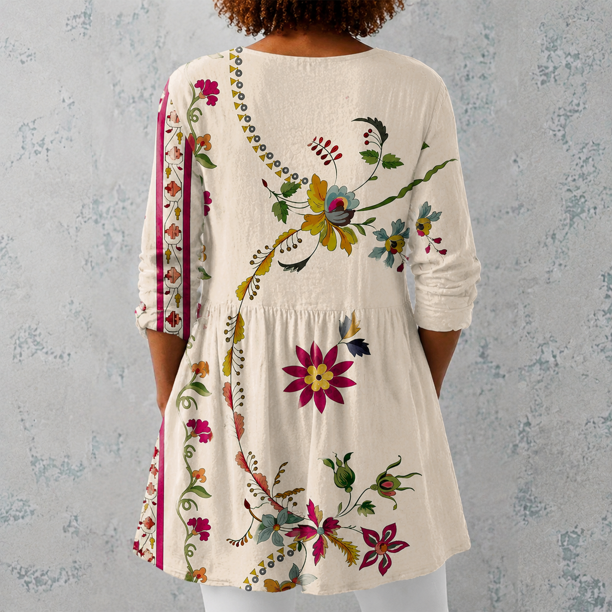 Lange Leinenbluse in Beige mit Blumenrankenmuster, hinten
