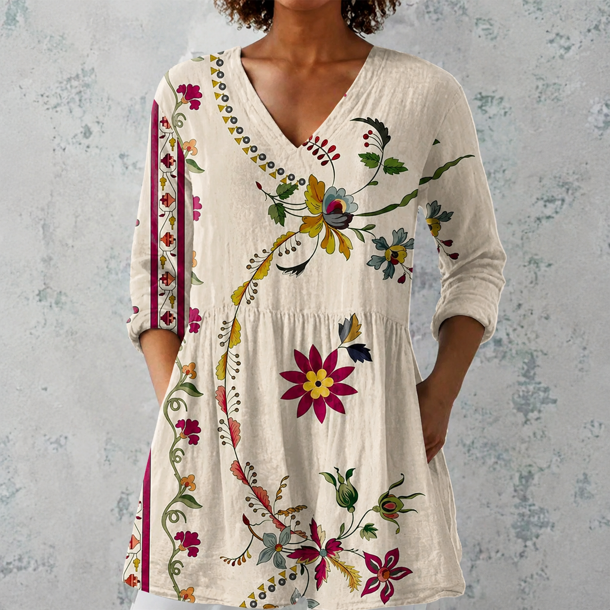 Lange Leinenbluse in Beige mit folkloristischem Blumenmuster und V-Ausschnitt