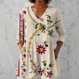 Lange Leinenbluse in Beige mit folkloristischem Blumenmuster und V-Ausschnitt