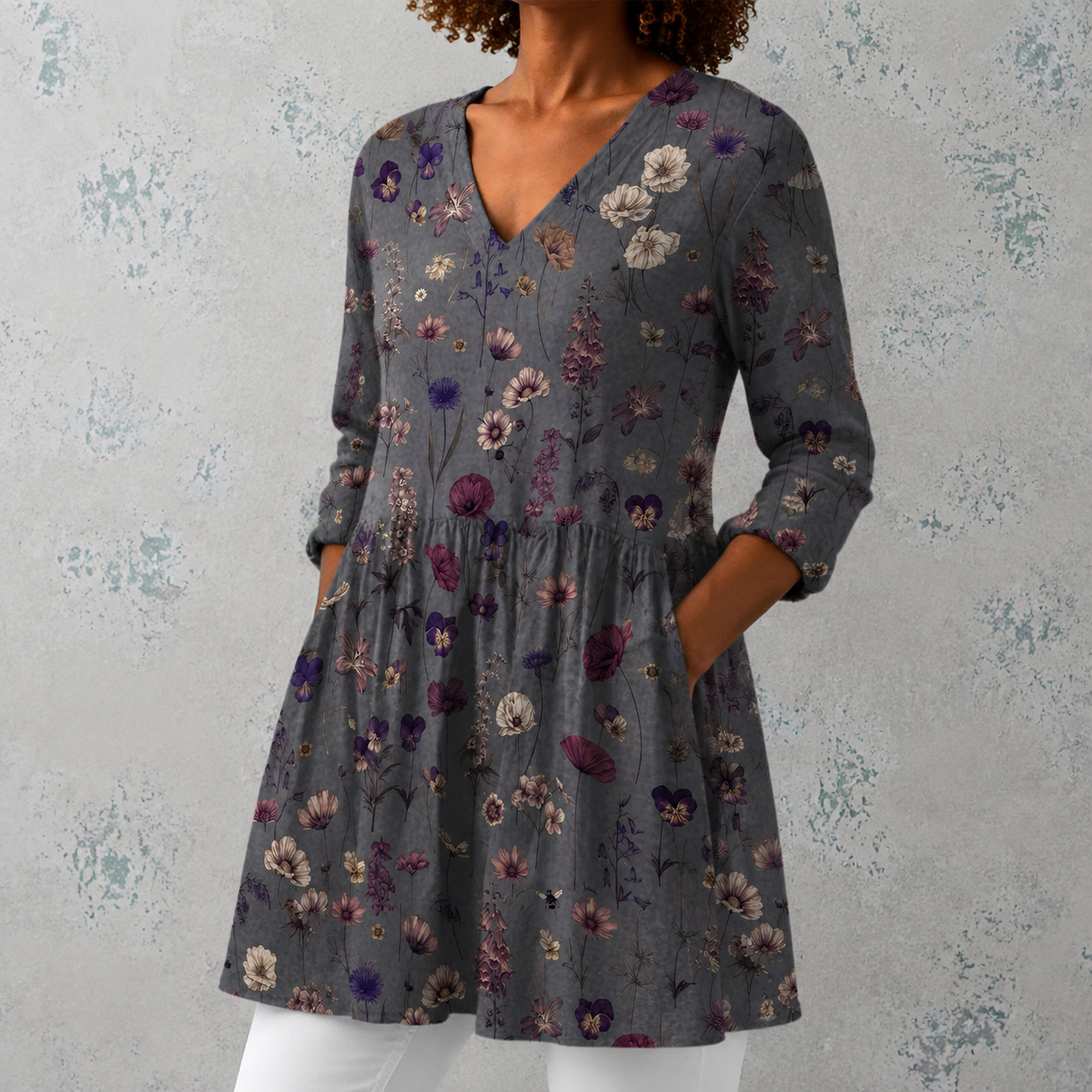 Graue Leinenbluse mit Blumenmuster, Knopfleiste und gerafftem Saum