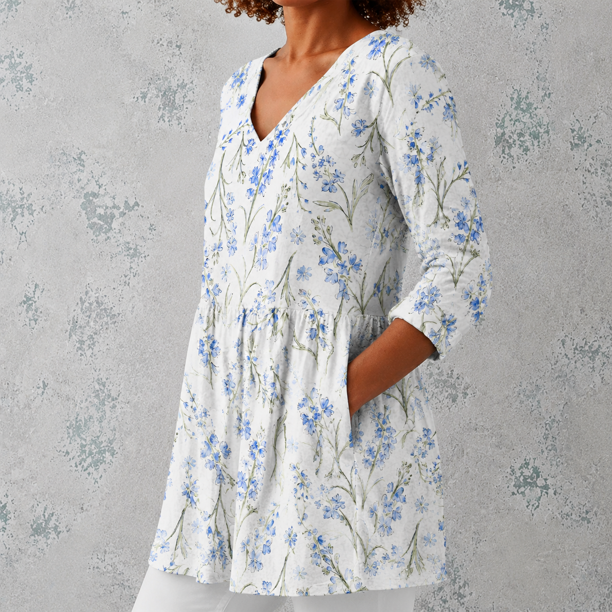 Lange Leinenbluse mit V-Ausschnitt, 3/4-Ärmeln, leicht ausgestellter Form, aquarellierte blaue Blumen