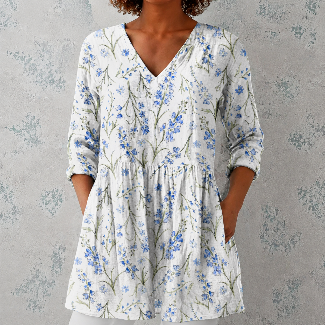 Lange Leinenbluse mit V-Ausschnitt, 3/4-Ärmeln und Faltenbund, aquarellierte blaue Blumen