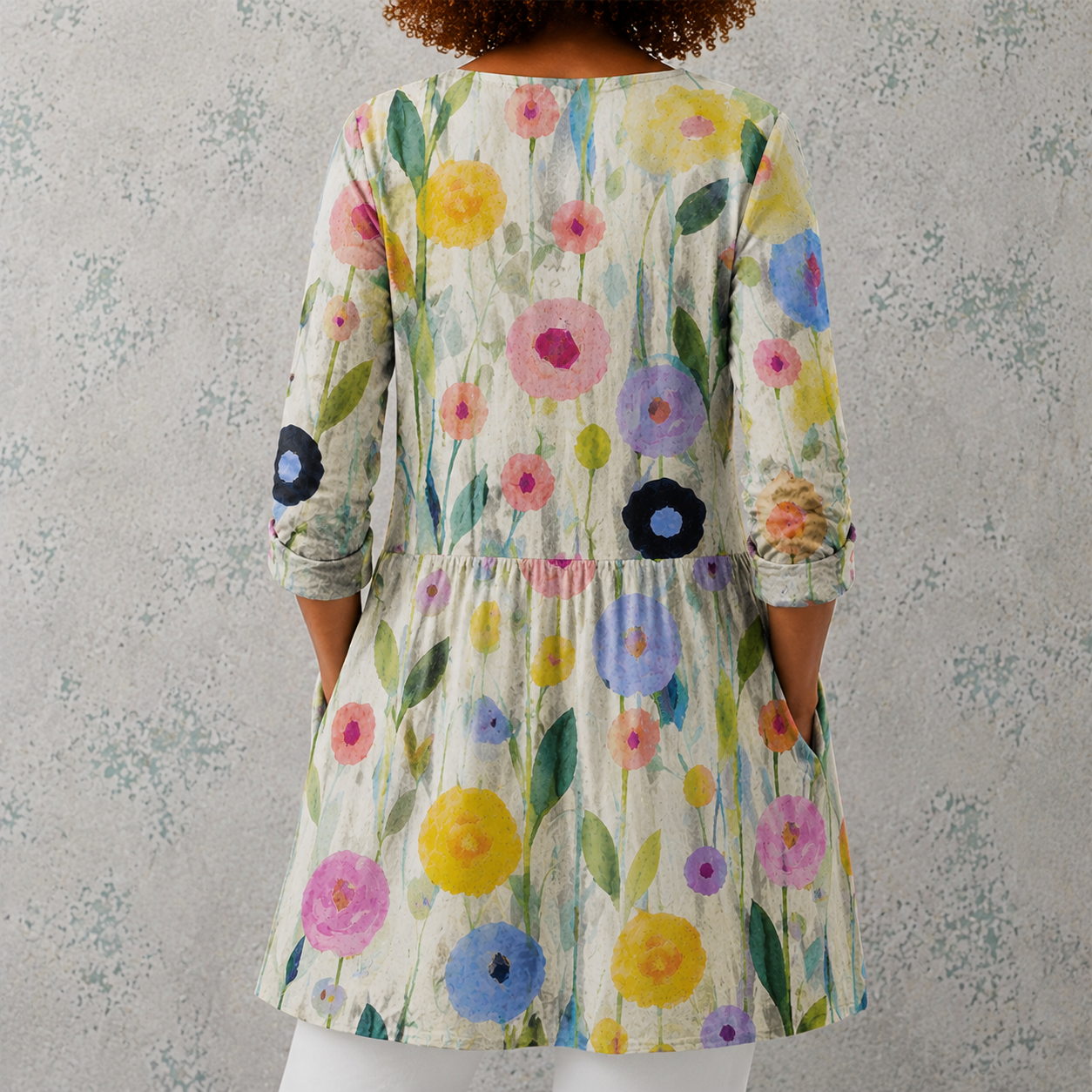 Leinenbluse Rückansicht mit buntem Blumenmuster und gerafftem Saum