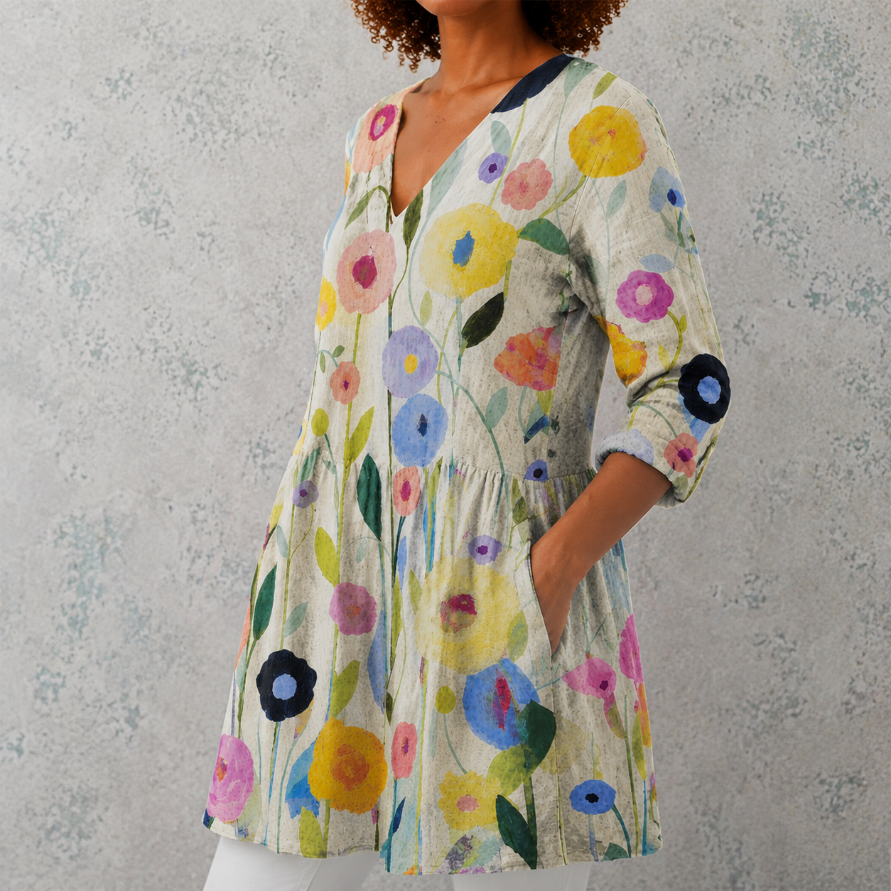 Leinenbluse mit V-Ausschnitt und buntem Blumenmuster, geraffter Taille