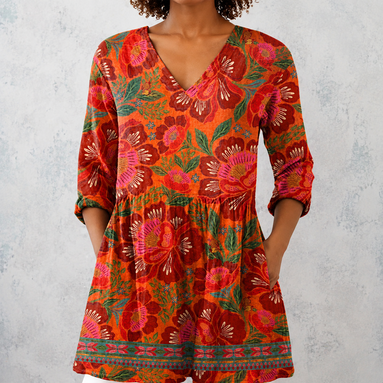 Lange Leinenbluse in Rot-Orange mit großem Blumenprint, V-Ausschnitt und 3/4-Ärmeln