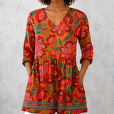 Lange Leinenbluse in Rot-Orange mit großem Blumenprint, V-Ausschnitt und 3/4-Ärmeln