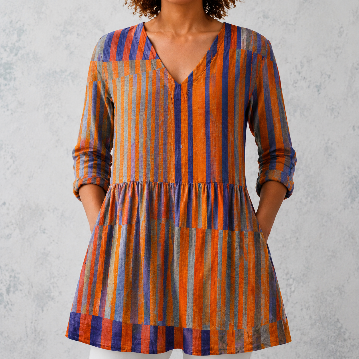 Lange Leinenbluse mit V-Ausschnitt, orange-blaue Streifen und 3/4-Puffärmeln