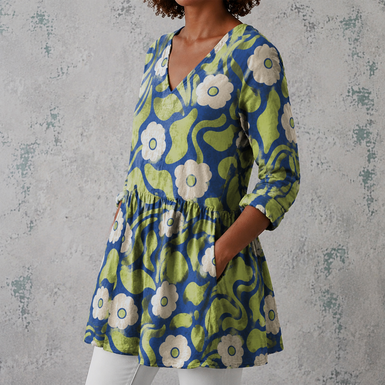 Leinenbluse mit Retro-Blumenmuster, V-Ausschnitt, geraffter Saum, grün-blau