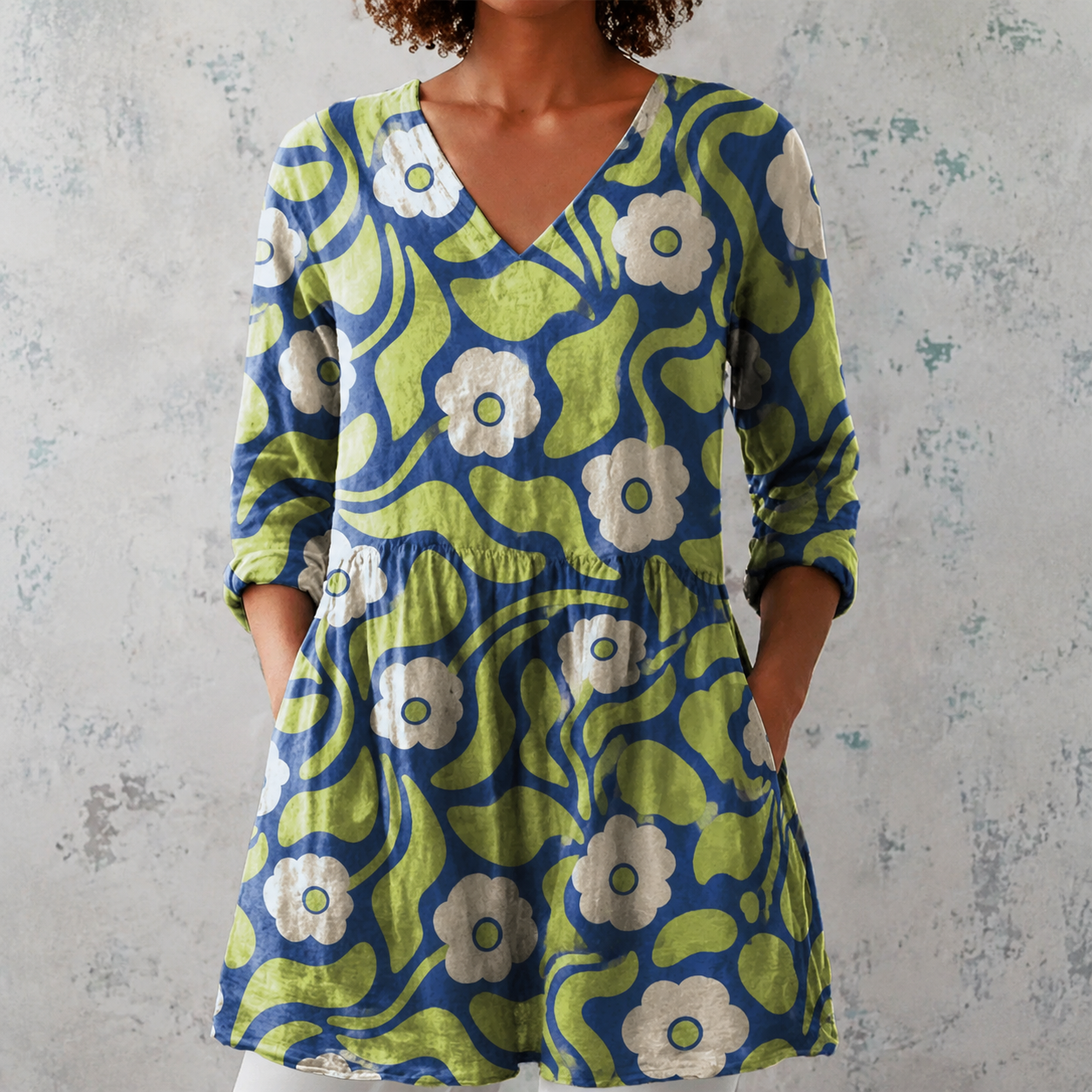 Lange Leinenbluse mit Retro-Blumenmuster, V-Ausschnitt, grün-blau, 3/4-Ärmel