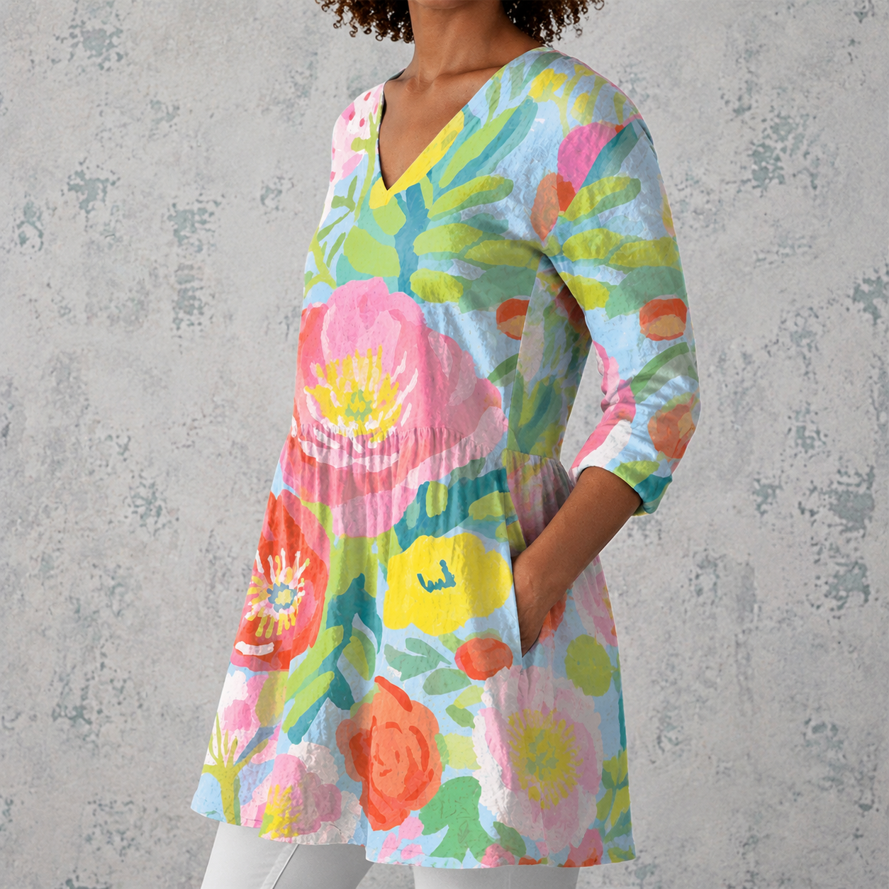 Leinenbluse mit großen Blumenprints, V-Ausschnitt, 3/4 Ärmel, Taillenraffung, mehrfarbig