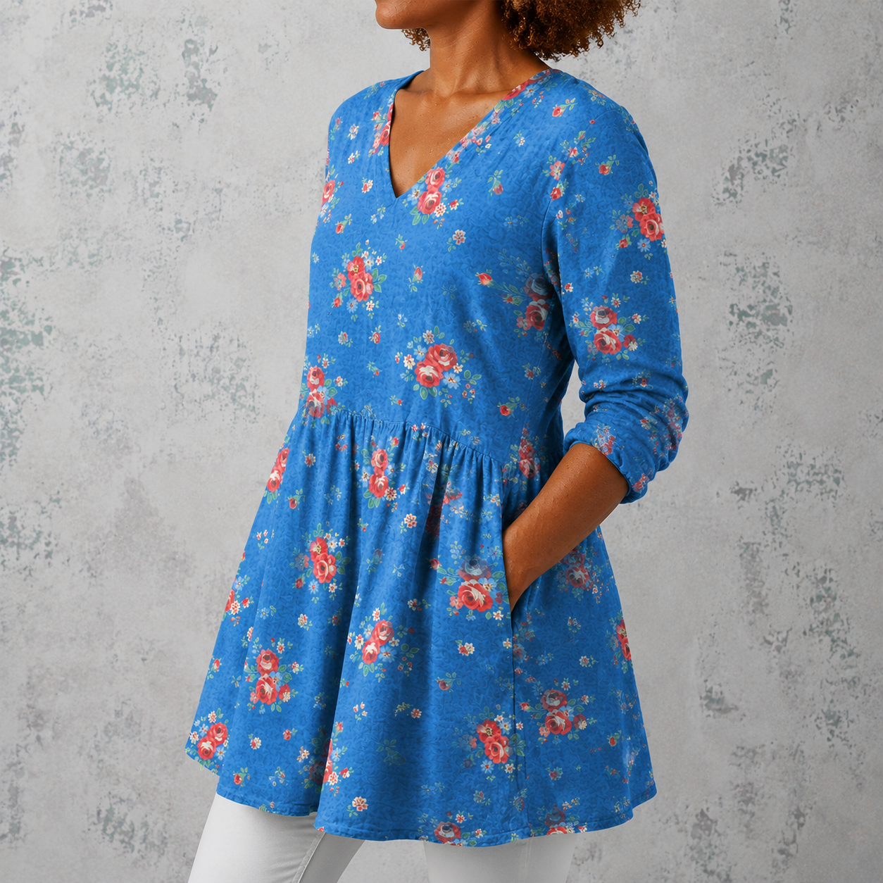 Leinenbluse blau mit V-Ausschnitt, gerafftem Saum und Rosenprint