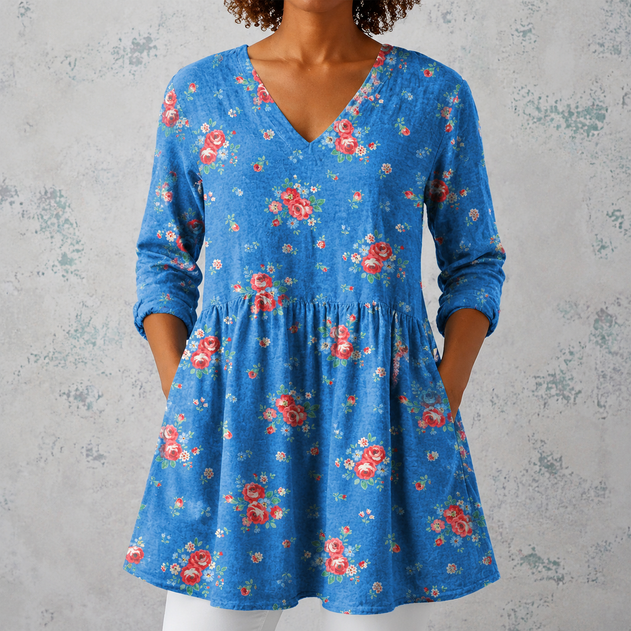 Leinenbluse blau mit V-Ausschnitt, 3/4-Ärmeln und Rosenprint