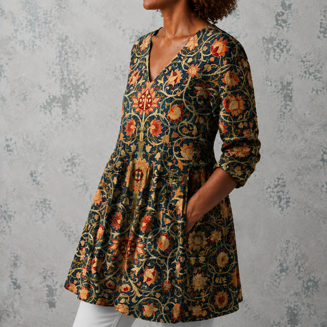 Lange Leinenbluse mit V-Ausschnitt, 3/4-Ärmeln und Vintage-Blumenmuster, leicht ausgestellt