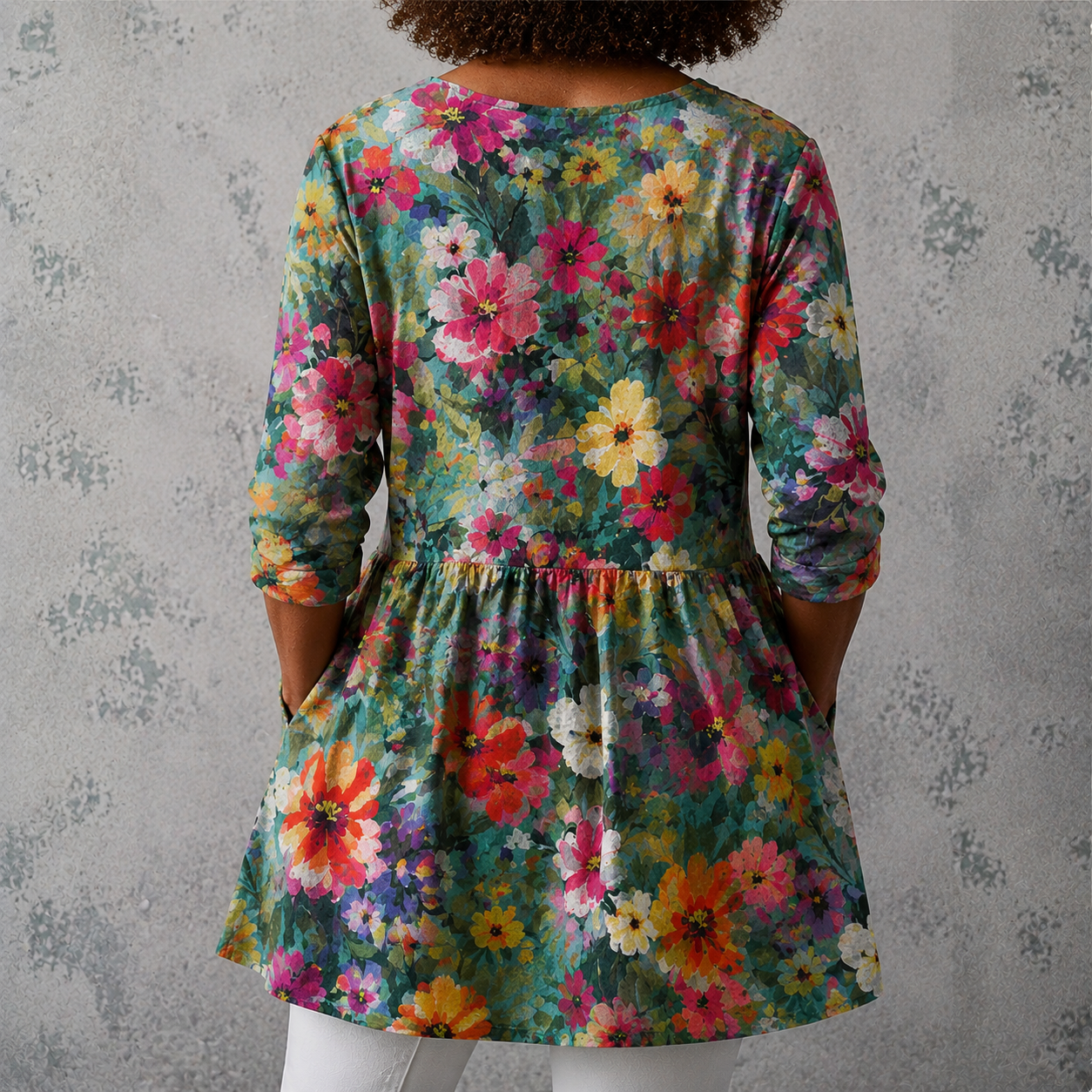 Lange Leinenbluse in Rückenansicht mit buntem Blumenmuster und geraffter Taille