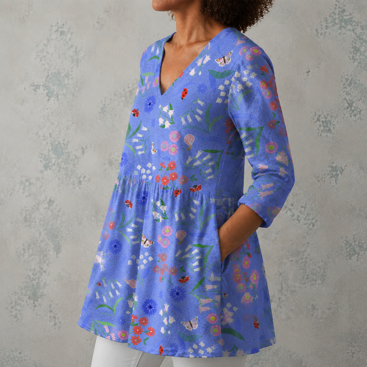 Lange Leinenbluse mit V-Ausschnitt, 3/4-Ärmeln und Blumen- und Schmetterlingsdruck