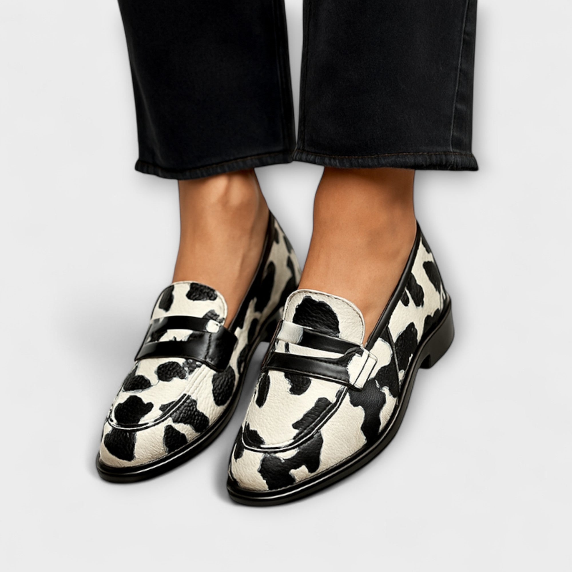 Victoria Statement-Pantoletten mit Kuhfellmuster, breitem Riemen und schwarzer Sohle