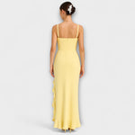 Rüschensatin-Korsettkleid gelb, Rückansicht; schmale Träger, langer Saum mit Rüschen