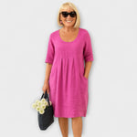 Lässiges Leinenkleid mit Taschen, pink, kurzarm, leicht ausgestellt.