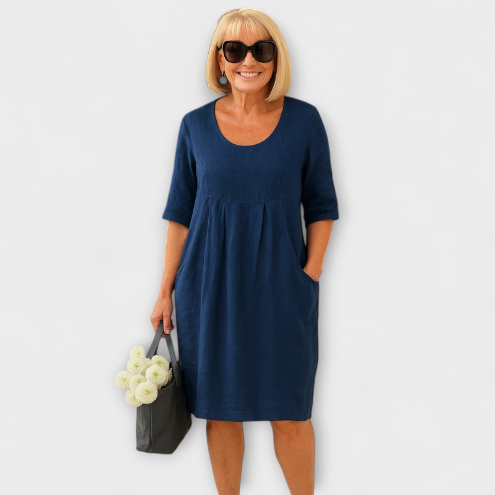Lässiges Leinenkleid mit Taschen, marineblau, kurzarm, weit fallender Rockteil.