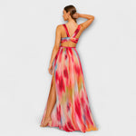 Buntes Maxikleid mit Trägern und seitlichem Schlitz, Rückenansicht mit Riemen.