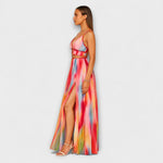 Bunt gemustertes Maxikleid mit schmalen Trägern, V-Ausschnitt und Beinschlitz.