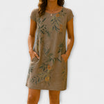 Willow Breeze-Kleid taupe/braun mit grünem Blattprint und orangefarbenen Blüten, kurze Ärmel