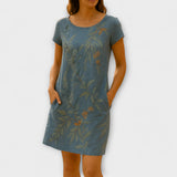 Willow Breeze-Kleid, dunkelblaues Teal mit goldenen Blatt- und Blütenprint, kurze Ärmel