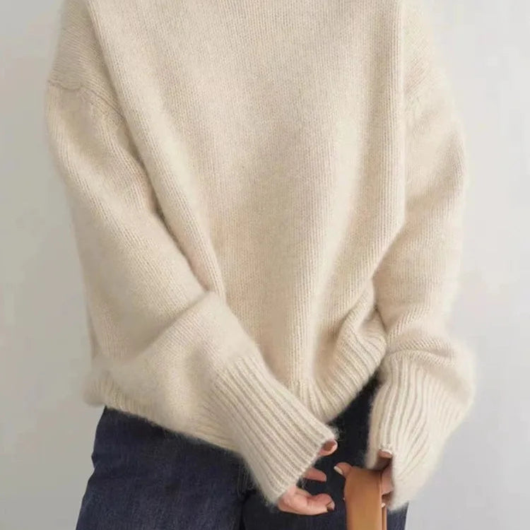 Beiger Strick-Rollkragenpullover mit langen Ärmeln und gerippten Abschlüssen.