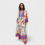 Maxikleid mit floralen Print, V-Ausschnitt und rot-blauen Streifen am Saum