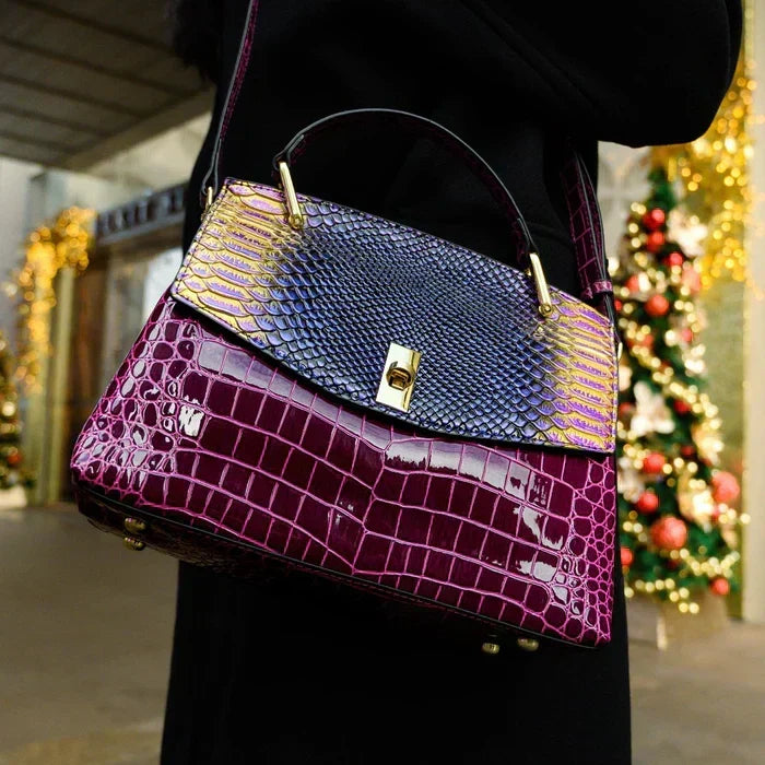 Handtasche mit Krokoprägung in Violett und Blau, goldfarbener Schlossklappe, Tragegriff