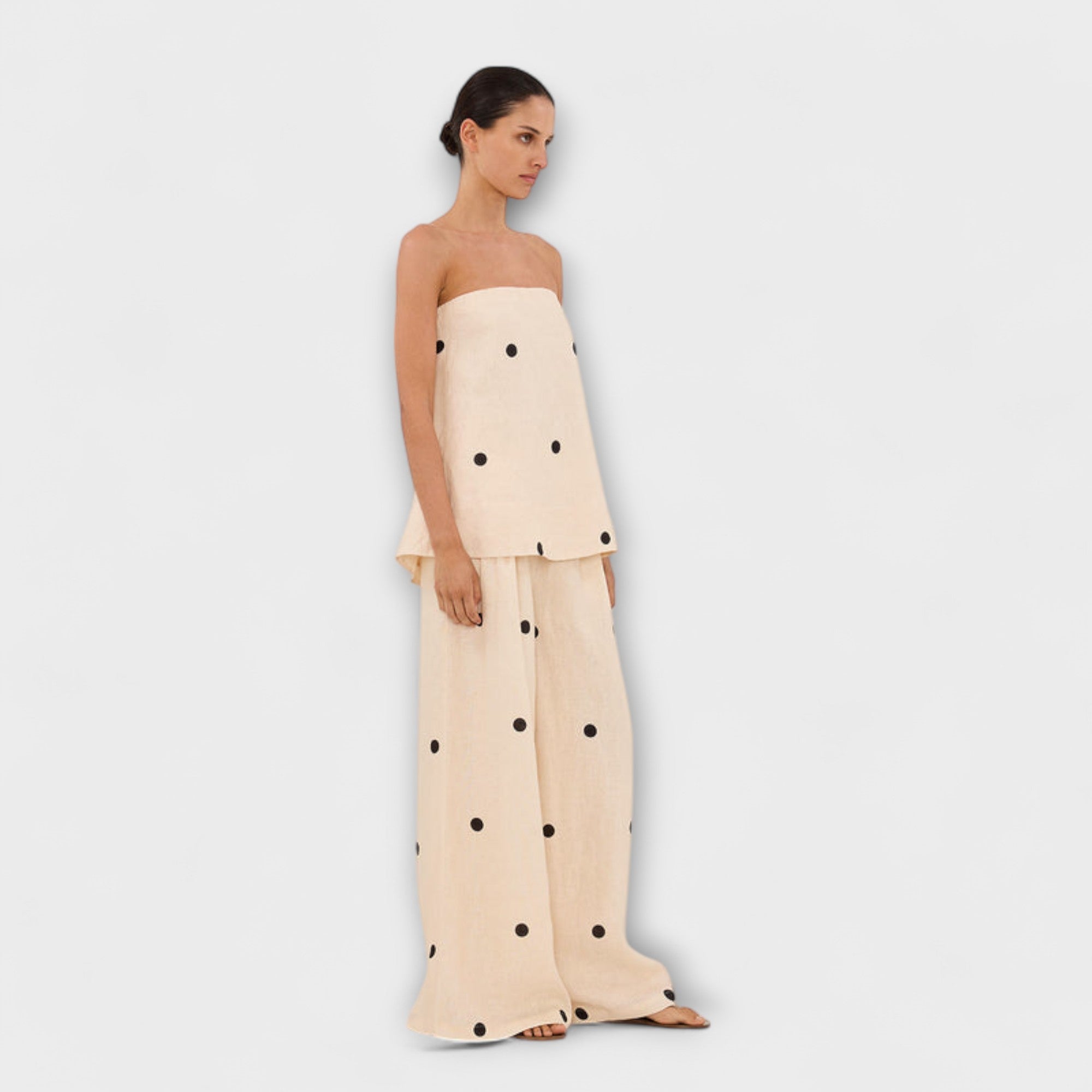 Georgia Polka-Dot-Jumpsuit, Seitenansicht: bandeau-top und weite Hose mit Tupfen, beige.