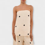 Georgia Polka-Dot-Jumpsuit im Vorderansicht: Bandeau-Oberteil und weite Hose mit Tupfen, beige.