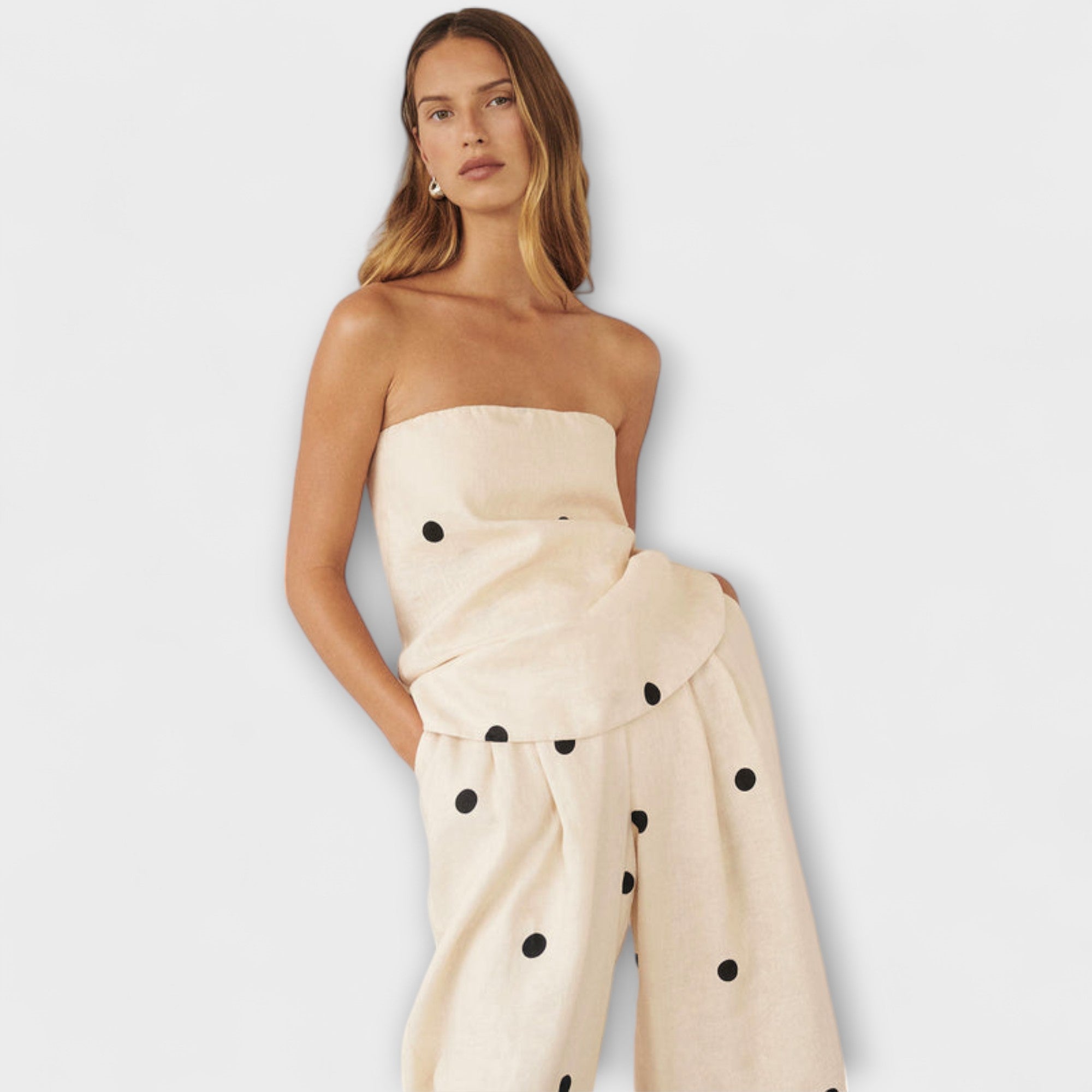 Georgia Polka-Dot-Jumpsuit mit Tupfenmuster, beige; lockere Hose und Bandeau-Oberteil, Detail nah.