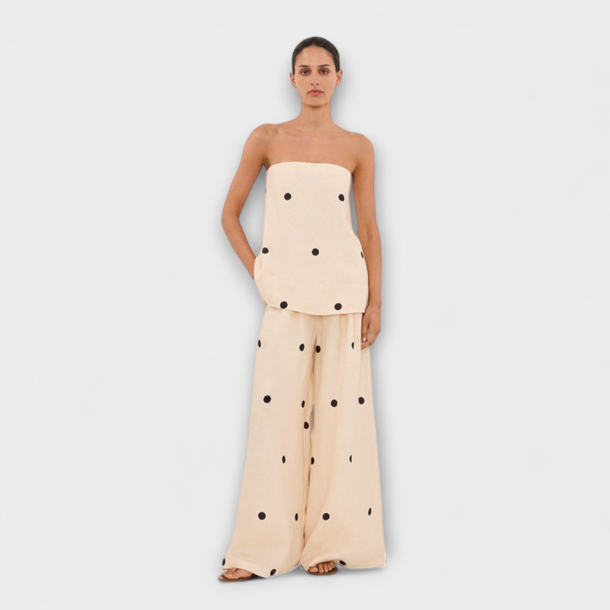 Georgia Polka-Dot-Jumpsuit, trägerlos, beige mit schwarzen Tupfen, weit fallende Hosenbeine.
