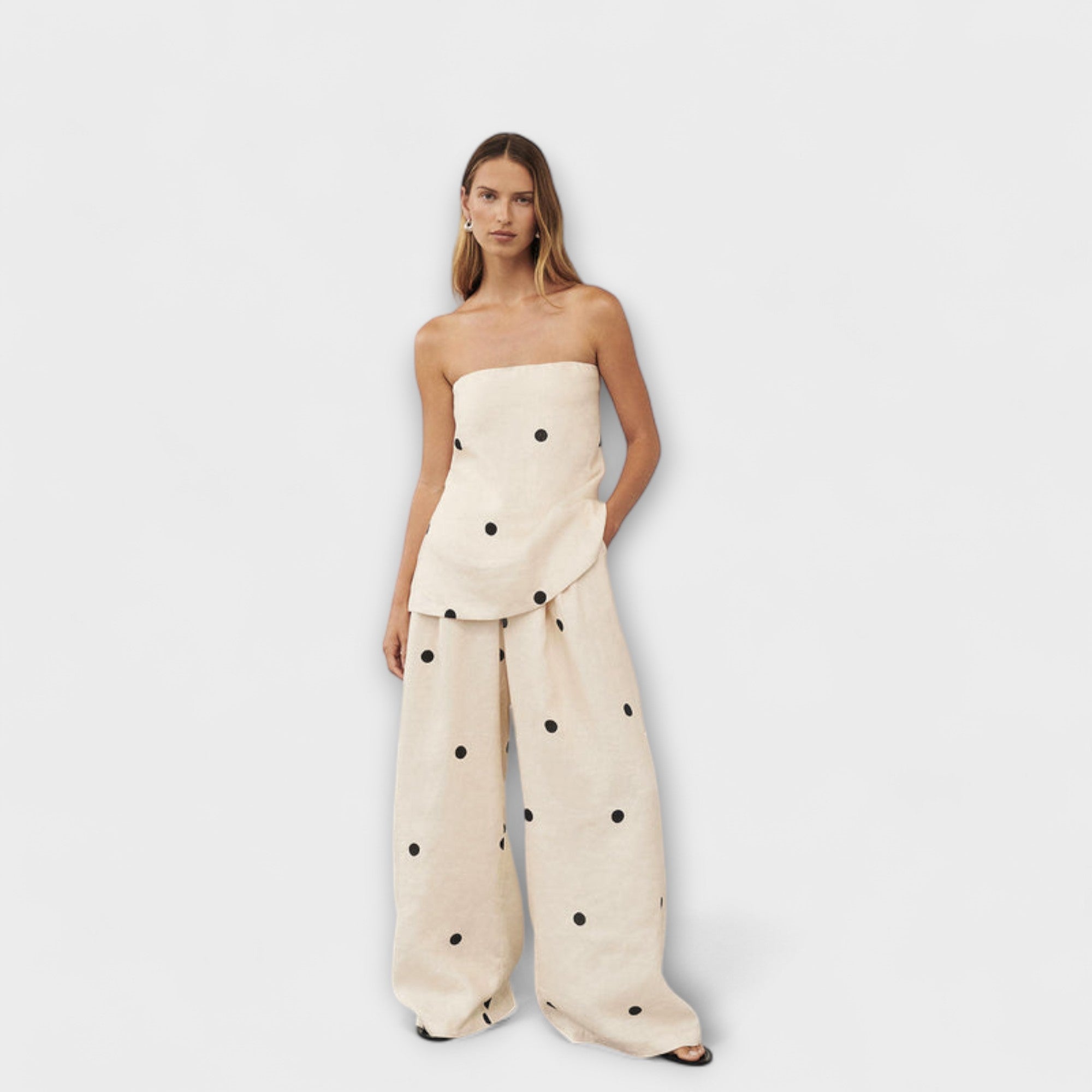 Georgia Polka-Dot-Jumpsuit ohne Träger, beige mit schwarzen Tupfen, lockere Bund- und Beinform.