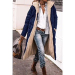 Wattierter Mantel in Blau mit Sherpa-Futter am Rand der Kapuze.