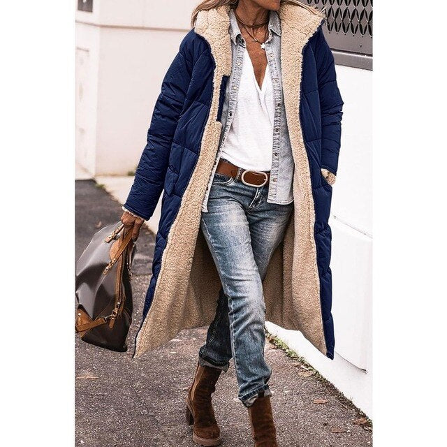 Wattierter Mantel in Blau mit Sherpa-Futter am Rand der Kapuze.