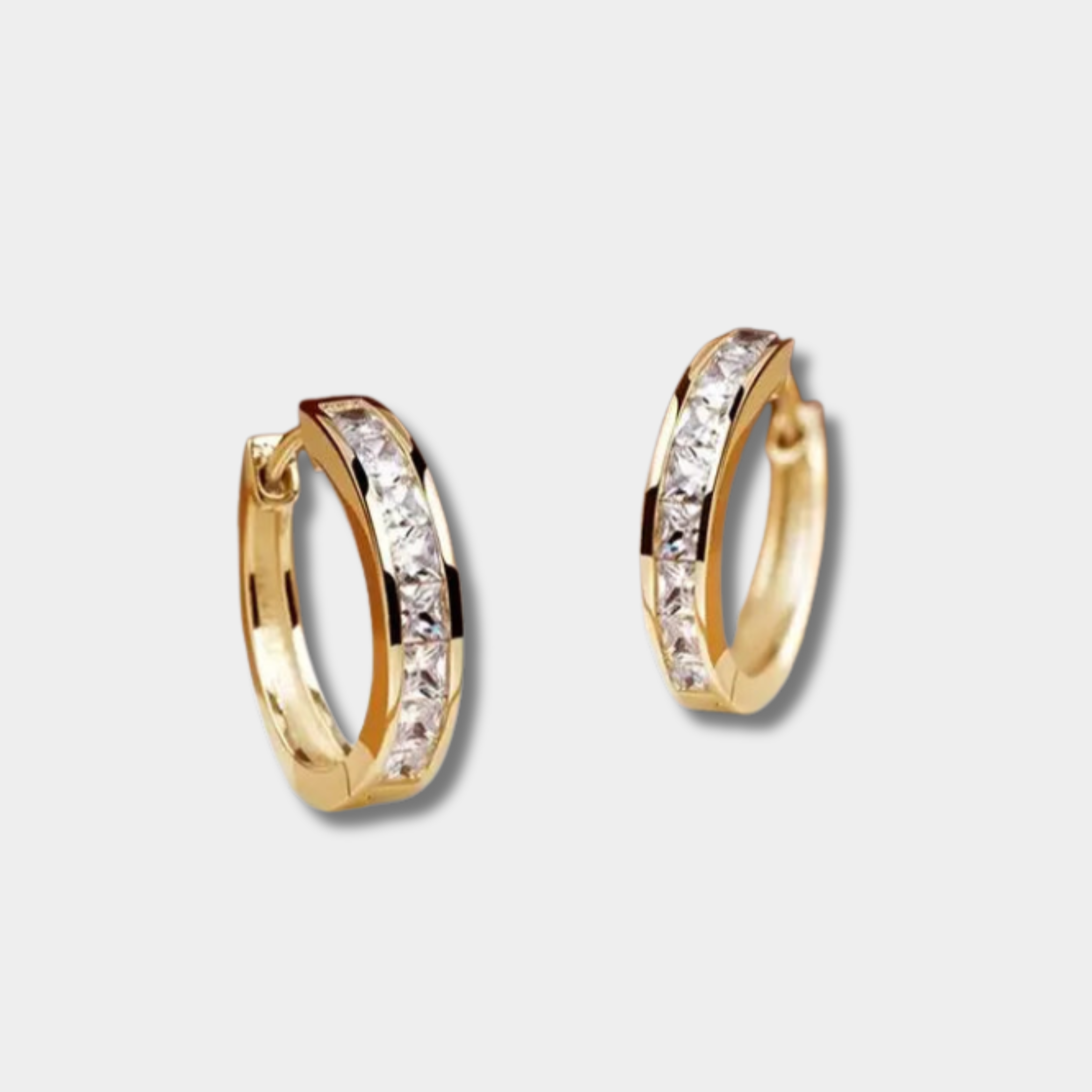Goldene Creolen mit klaren Kristallen, gefasst entlang des Rings
