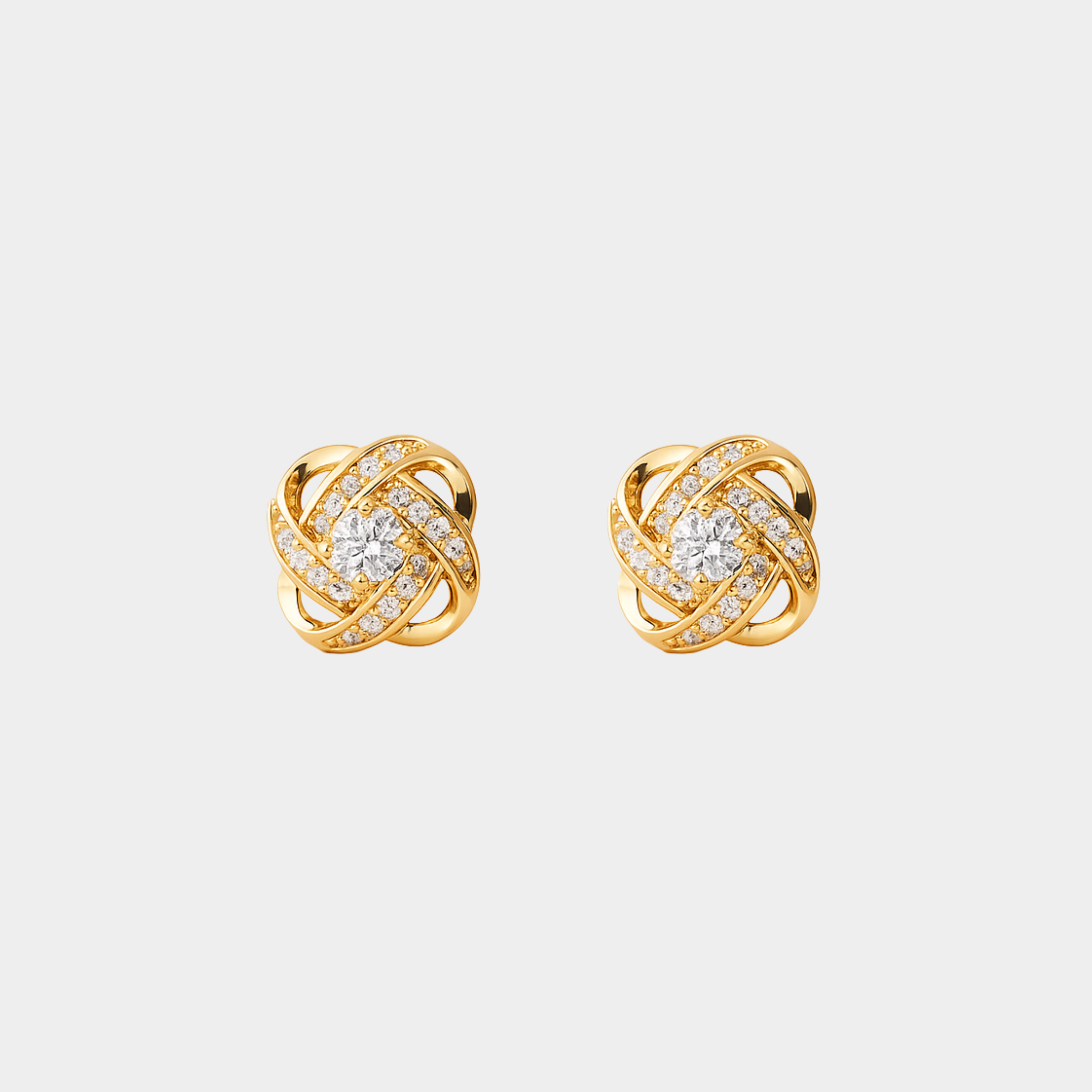 Goldfarbene Ohrringe mit funkelnden Zirkonia, rundem Spiralmotiv.
