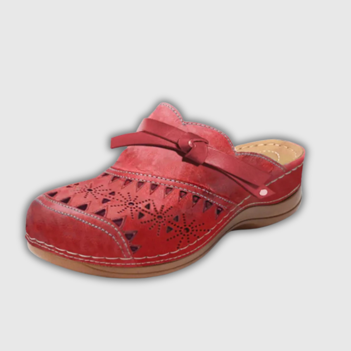 Rote Holzclogs mit gelochtem Obermaterial und Schnallenriemen, braune Sohle.