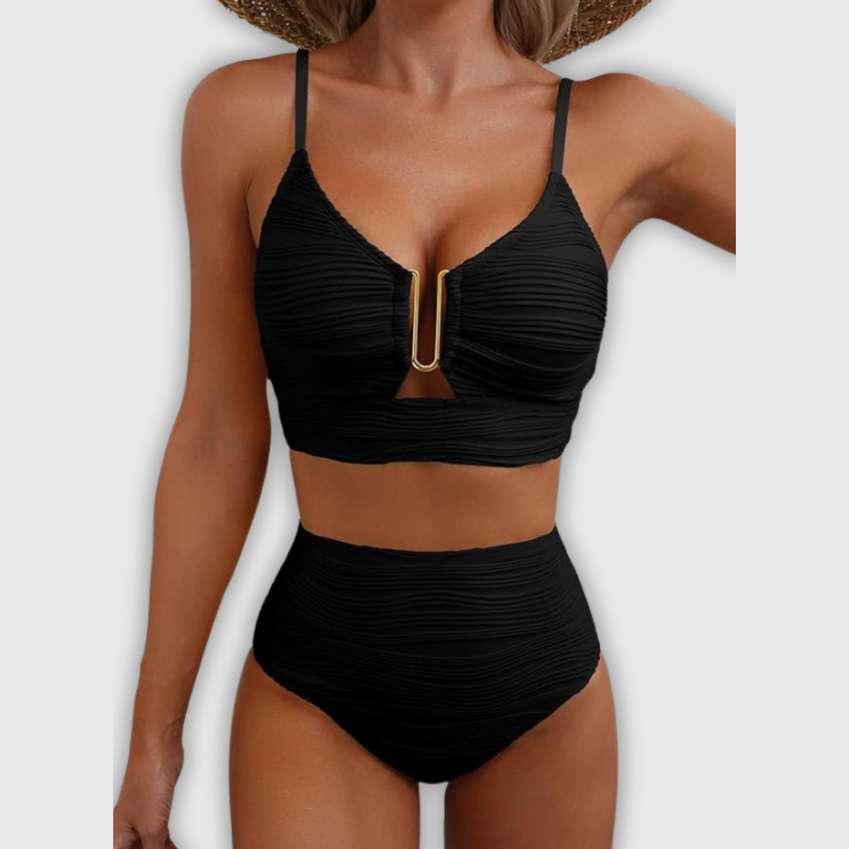 Schwarzer Bikini mit geriffeltem Stoff, goldfarbener Mittelöse und Trägern