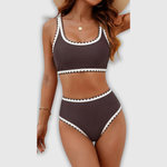 Bauch-Weg-Bikini in Schwarz mit weißem Zackenband, Neckholder-BH und hohen Slips