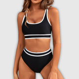 Figurformendes Sport-Bikini-Set in Schwarz mit breiten Trägern und kontrastfarbenen Streifen