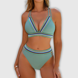 Figurbetontes Bikini-Set in Hellblau mit V-Ausschnitt und kontrastfarbenen Zierstreifen