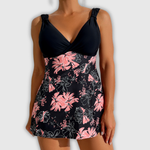 Elegantes Badekleid mit Blumenprint, V-Ausschnitt, gerafften Trägern, schwarz mit rosa Blüten