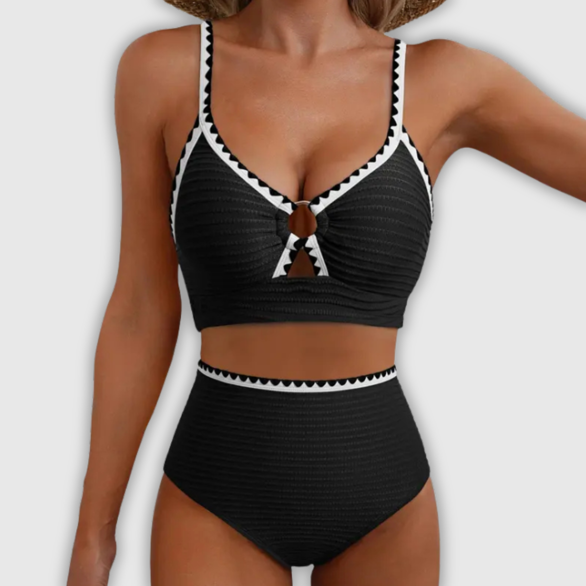 Figurformender Bikini Schwarz, gerippt mit kontrastierender Einfassung und Mittelband